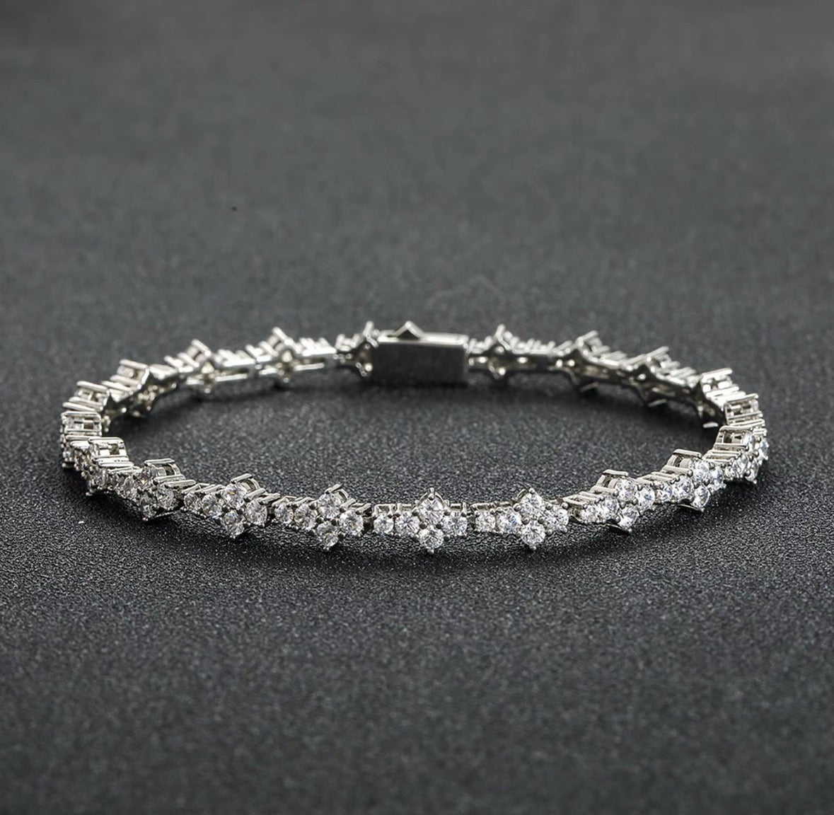 NOVA Silver - ICED OUT gekreuztes Armband